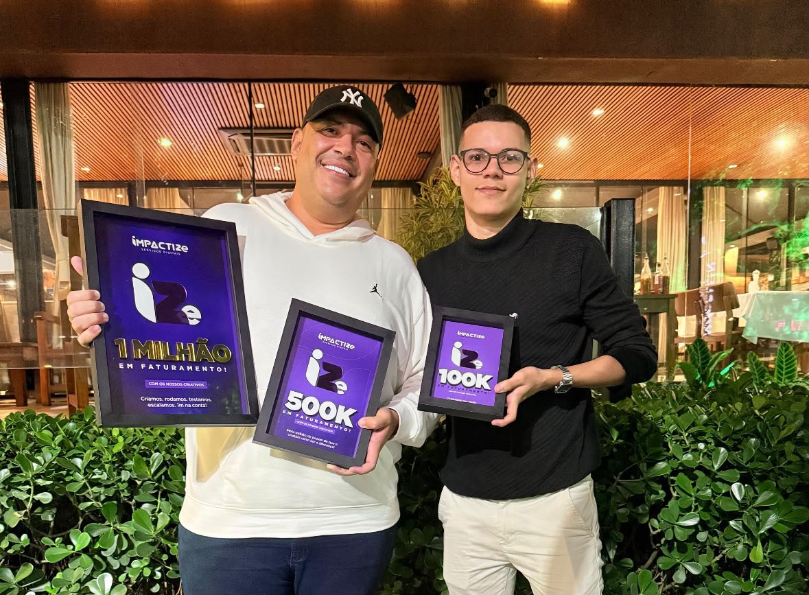 Liwerton Alves e sócio da Impactize com placas de 1 milhão, 500k e 100k em faturamento